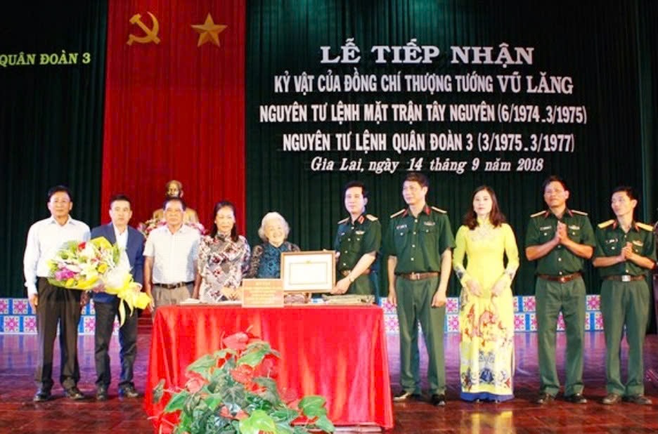 Lễ tiếp nhận kỷ vật của đồng chí Thượng tướng Vũ Lăng, nguyên Tư lệnh Mặt trận Tây Nguyên (6-1974/3-1975), nguyên Tư lệnh Quân đoàn 3 (3-1975/3-1977).