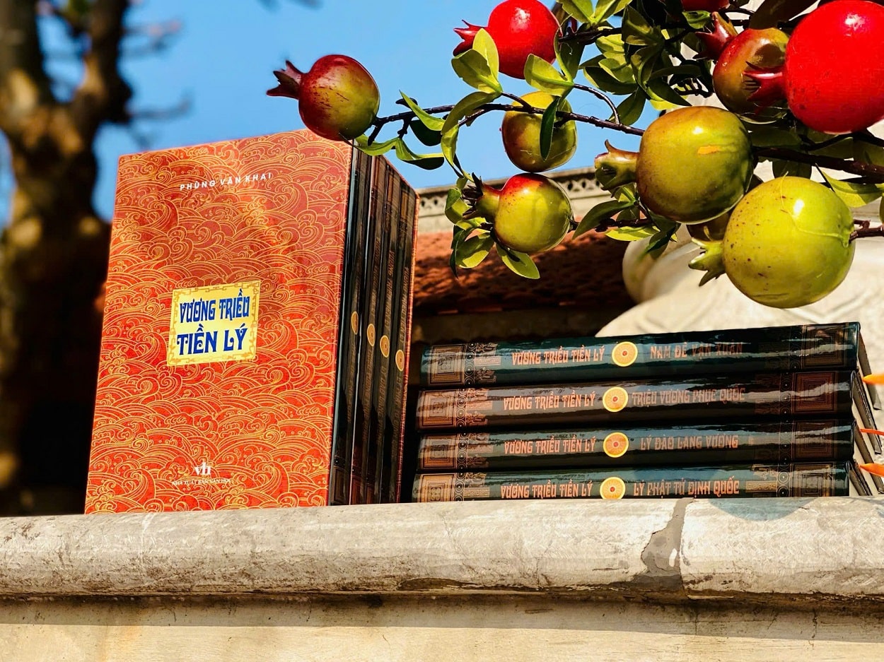 Tiểu thuyết Vương Triều Tiền Lý của nhà văn Phùng Văn Khai.