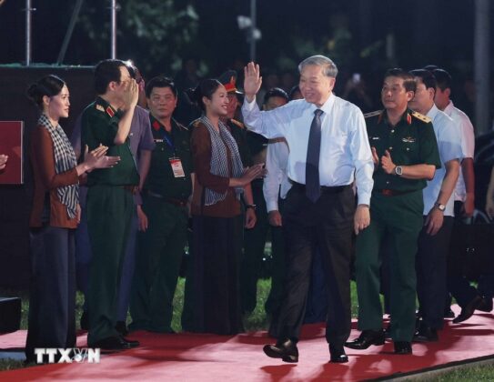 Tối 20/4, tại Th&agrave;nh phố Hồ Ch&iacute; Minh, Tổng B&iacute; thư T&ocirc; L&acirc;m, B&iacute; thư Qu&acirc;n ủy Trung ương c&ugrave;ng c&aacute;c l&atilde;nh đạo, nguy&ecirc;n l&atilde;nh đạo Đảng, Nh&agrave; nước v&agrave; c&aacute;c đại biểu dự Chương tr&igrave;nh nghệ thuật &ldquo;Đất nước trọn niềm vui&rdquo; nh&acirc;n dịp kỷ niệm 50 năm Ng&agrave;y giải ph&oacute;ng miền Nam, thống nhất đất nước (30/4/1975-30/4/2025) do Qu&acirc;n ủy Trung ương-Bộ Quốc ph&ograve;ng tổ chức.
