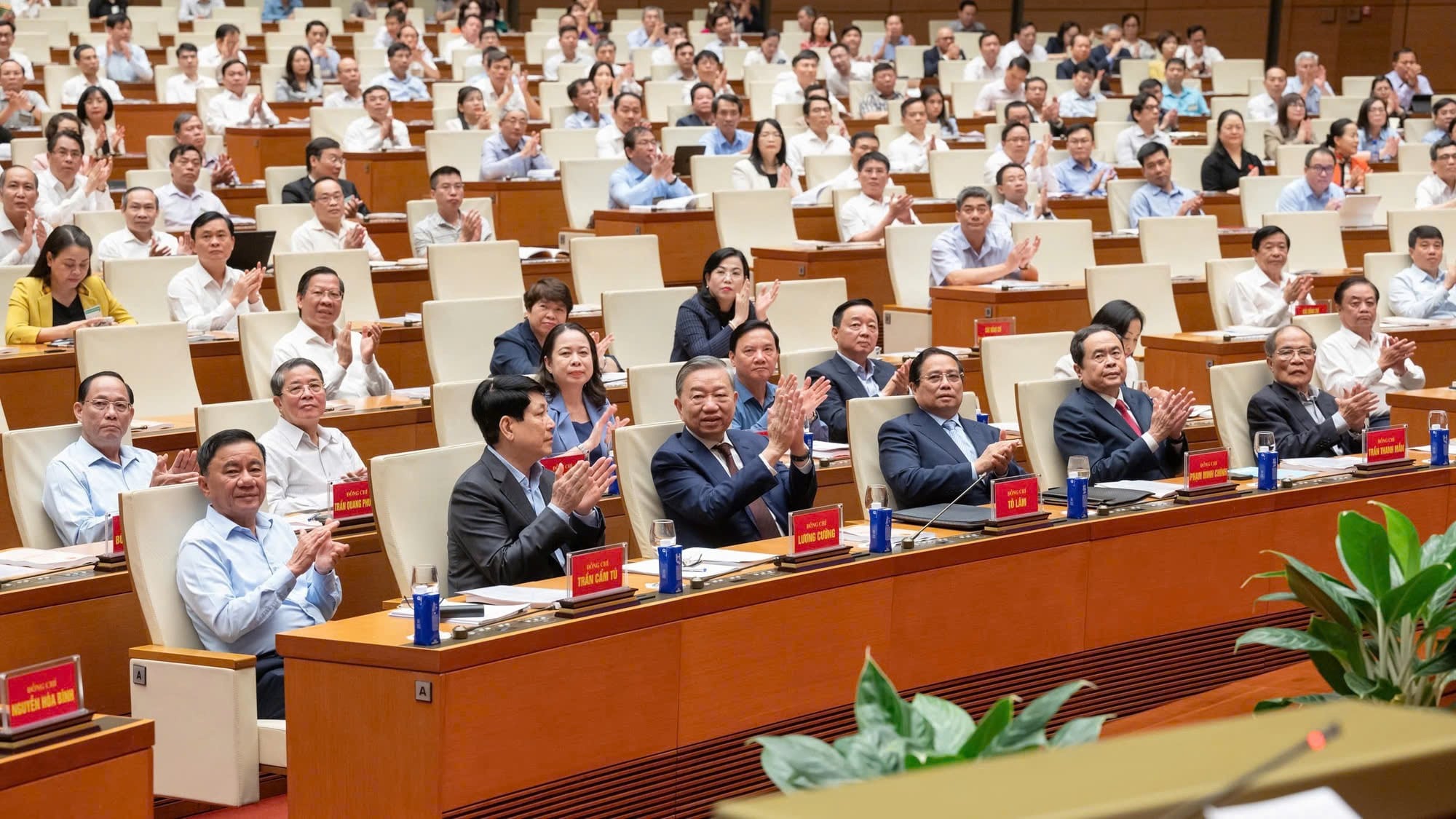 Tổng Bí thư Tô Lâm, Chủ tịch nước Lương Cường, Thủ tướng Chính phủ Phạm Minh Chính, Chủ tịch Quốc hội Trần Thanh Mẫn cùng các đại biểu dự Hội nghị toàn quốc quán triệt Nghị quyết Hội nghị Trung ương 11 khóa XIII, sáng 16.4.2025.