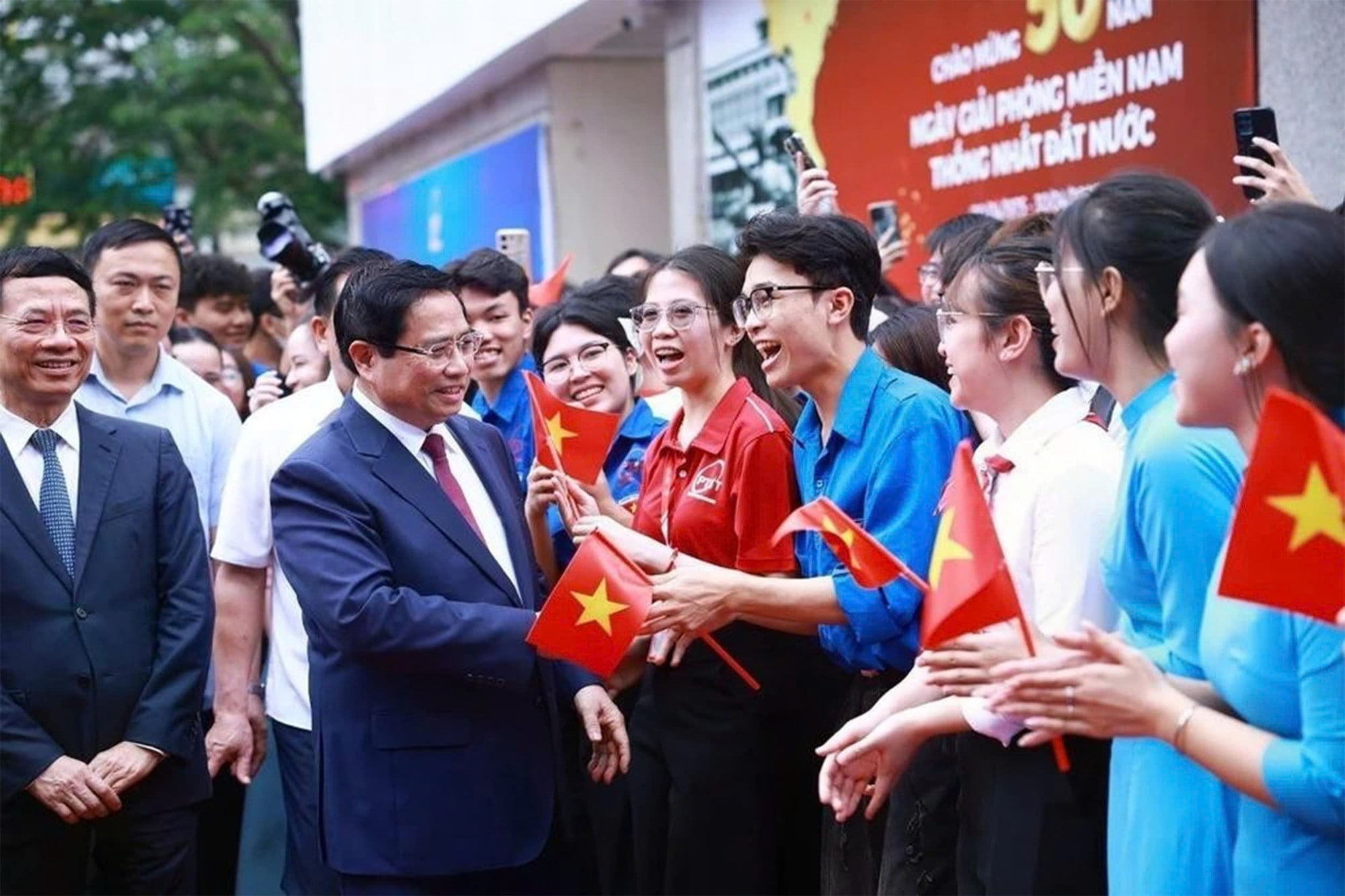 Thủ tướng Phạm Minh Chính với sinh viên tham dự Lễ phát động Phong trào “Cả nước thi đua đổi mới sáng tạo và chuyển đổi số” tại Hà Nội, sáng 24.4.2025