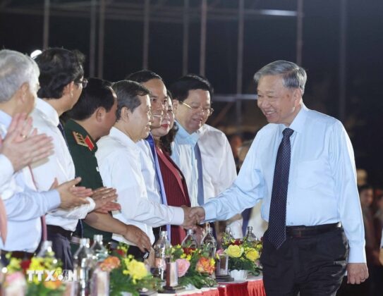 Tổng B&iacute; thư T&ocirc; L&acirc;m dự Chương tr&igrave;nh nghệ thuật &ldquo;Đất nước trọn niềm vui&rdquo;