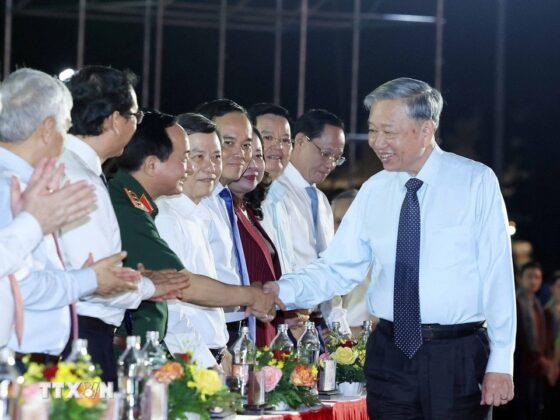 Tổng B&iacute; thư T&ocirc; L&acirc;m với c&aacute;c đại biểu.