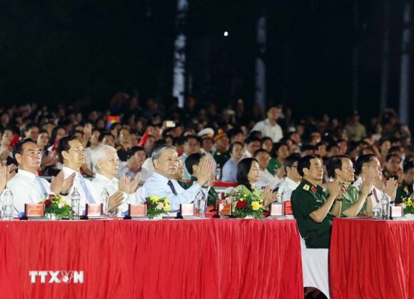 Tổng B&iacute; thư T&ocirc; L&acirc;m v&agrave; c&aacute;c đại biểu dự Chương tr&igrave;nh nghệ thuật &ldquo;Đất nước trọn niềm vui.&rdquo;