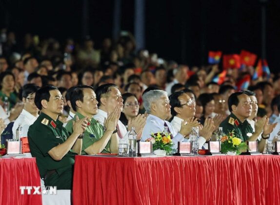 C&aacute;c l&atilde;nh đạo Đảng, Nh&agrave; nước dự chương tr&igrave;nh nghệ thuật.