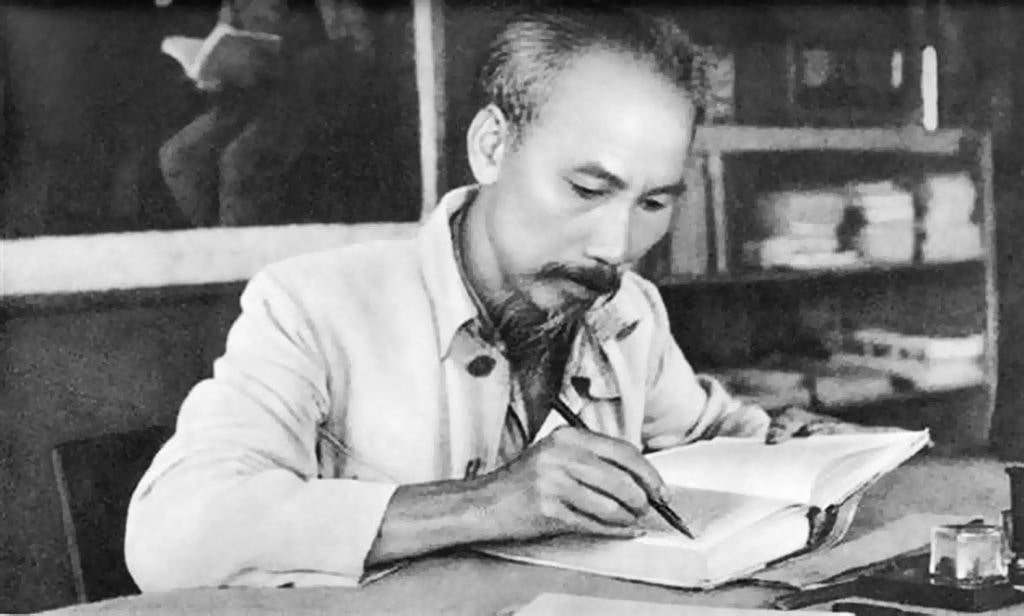 dưới sự lãnh đạo của Chủ tịch Hồ Chí Minh và Đảng ta, quân dân Việt Nam đã vượt qua muôn vàn khó khăn, từng bước đánh bại các chiến lược chiến tranh hiện đại, với lòng tin sắt đá vào sức mạnh của chính nghĩa và tinh thần độc lập dân tộc.