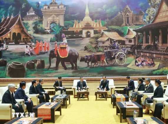 Tổng B&iacute; thư T&ocirc; L&acirc;m gặp Thủ tướng L&agrave;o Sonexay Siphandone.