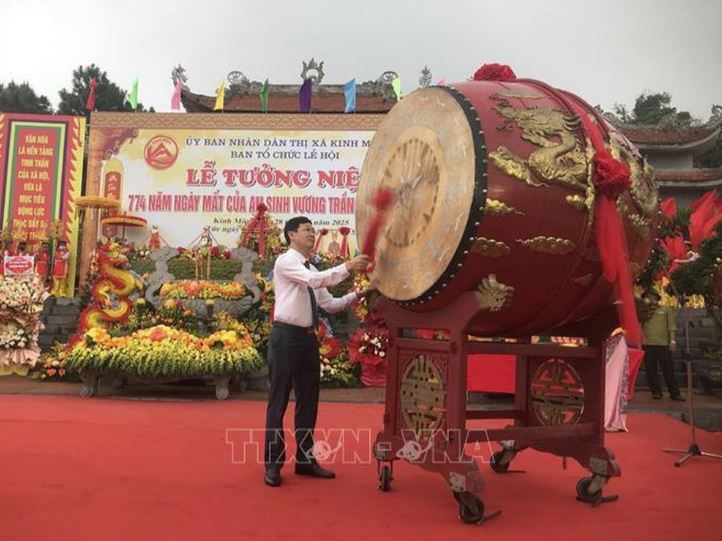 Đánh trống khai hội tưởng niệm Ngày mất của An Sinh vương Trần Liễu.