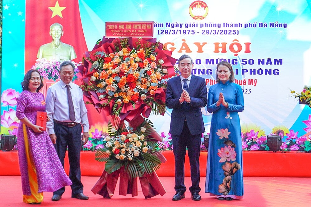 Chủ tịch UBND thành phố Lê Trung Chinh tặng hoa và quà chúc mừng khu dân cư Đa Mặn 5, phường Khuê Mỹ, quận Ngũ Hành Sơn