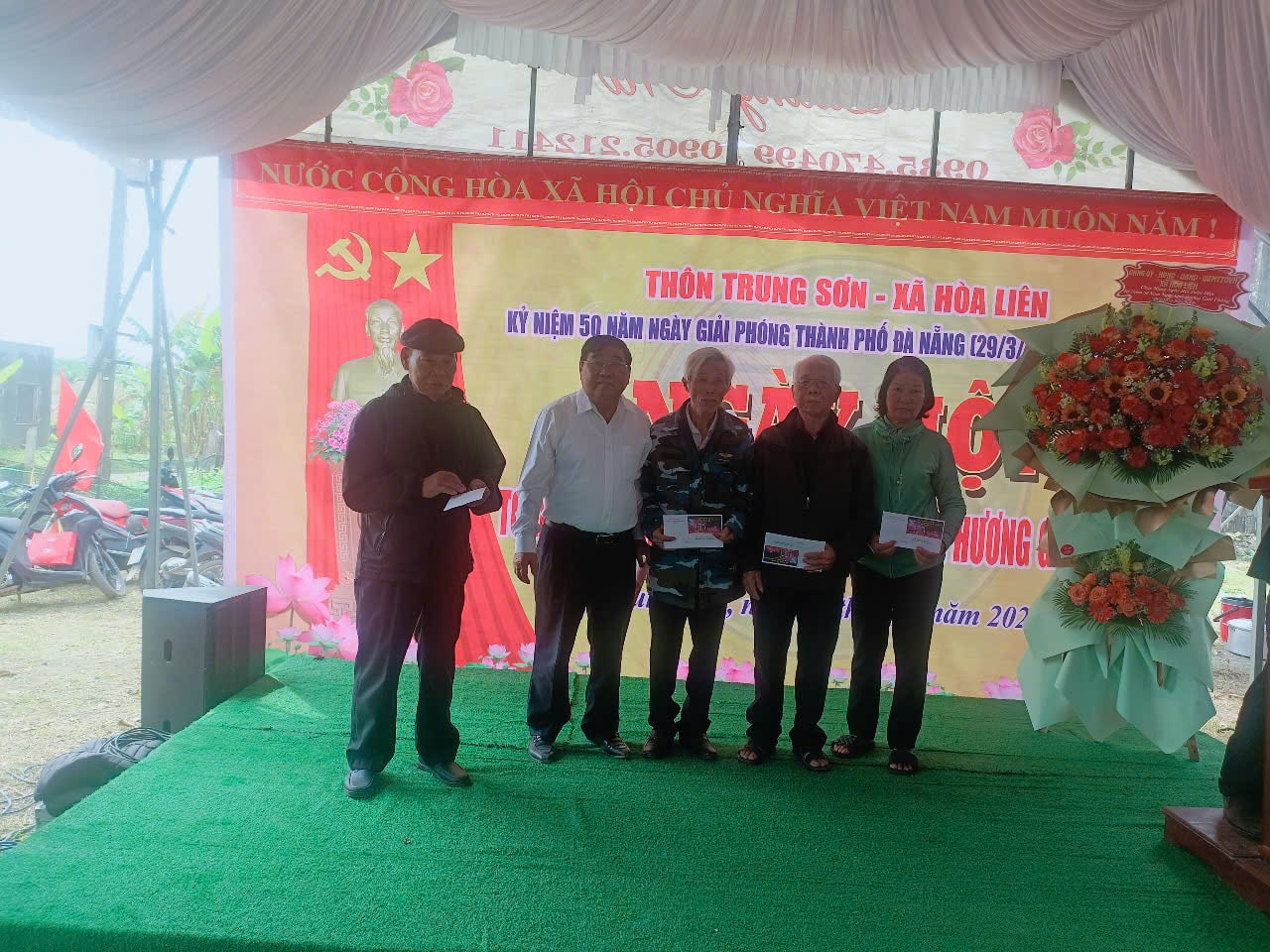 Ông Nguyễn Bá Đức, nguyên Phó Bí thư Quận ủy Liên Chiểu thay mặt ông Nguyễn Phước Sơn, Phó Chủ tịch HĐND TP. Đà Nẵng chuyển các phần quà của ông Nguyễn Phước Sơn đến với các gia đình chính sách, gia đình có hoàn cảnh khó khăn ở thôn Trung Sơn, xã Hòa Liên, huyện Hòa Vang.