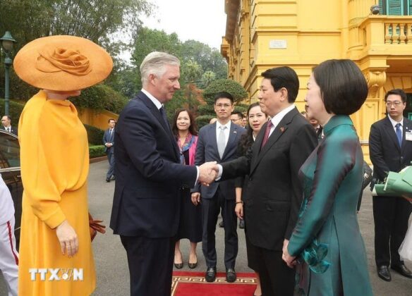 Chủ tịch nước Lương Cường v&agrave; Phu nh&acirc;n đ&oacute;n Nh&agrave; vua Vương quốc Bỉ Philippe v&agrave; Ho&agrave;ng hậu.