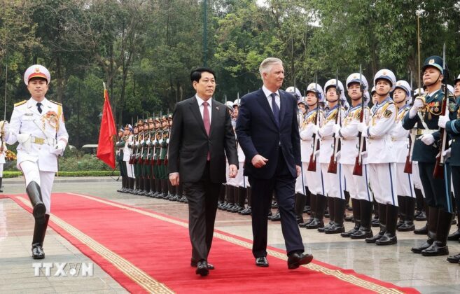 Chủ tịch nước Lương Cường v&agrave; Nh&agrave; Vua Vương quốc Bỉ Philippe duyệt Đội danh dự Qu&acirc;n đội Nh&acirc;n d&acirc;n Việt Nam.