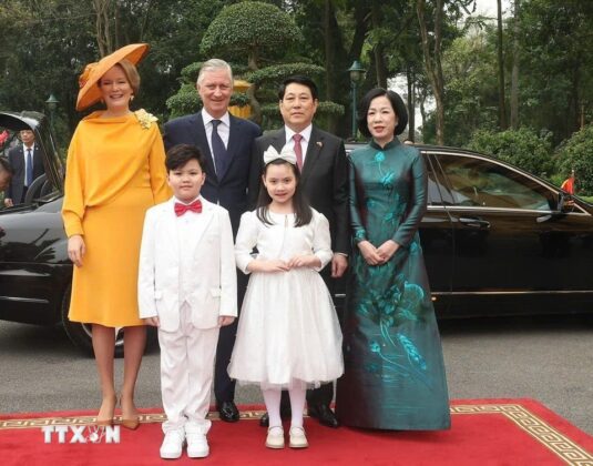 Chủ tịch nước Lương Cường v&agrave; Phu nh&acirc;n đ&oacute;n Nh&agrave; vua Vương quốc Bỉ Philippe v&agrave; Ho&agrave;ng hậu.