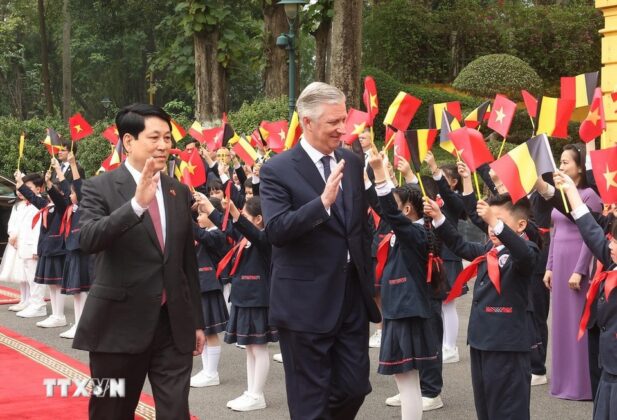 Thiếu nhi H&agrave; Nội ch&agrave;o đ&oacute;n Nh&agrave; Vua Vương quốc Bỉ Philippe v&agrave; Ho&agrave;ng hậu.