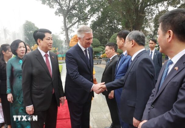 Chủ tịch nước Lương Cường giới thiệu c&aacute;c đại biểu Việt Nam với Nh&agrave; Vua Vương quốc Bỉ Philippe.