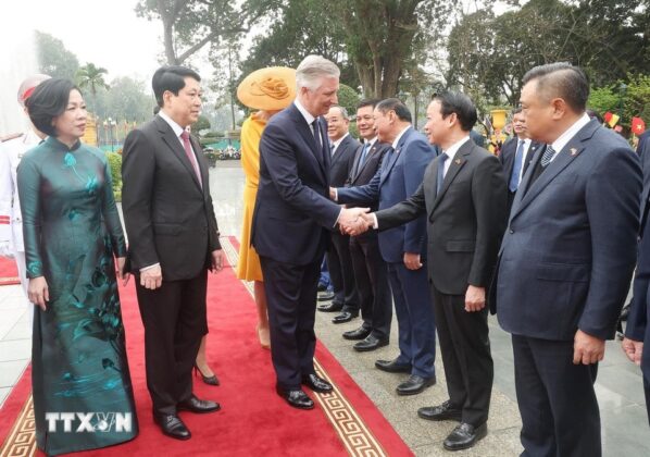 Chủ tịch nước Lương Cường giới thiệu c&aacute;c đại biểu Việt Nam với Nh&agrave; Vua Vương quốc Bỉ Philippe.