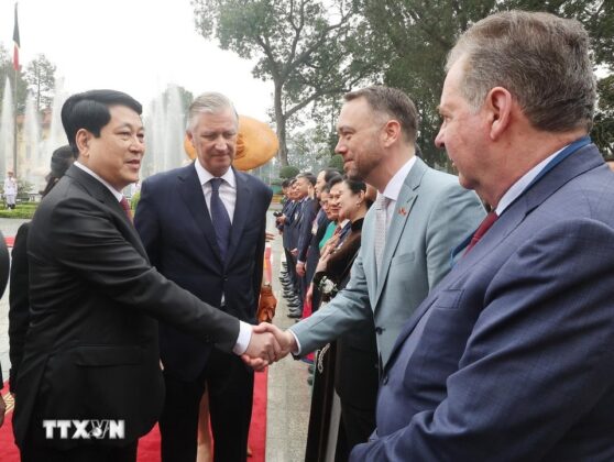Chủ tịch nước Lương Cường với c&aacute;c đại biểu Vương quốc Bỉ.