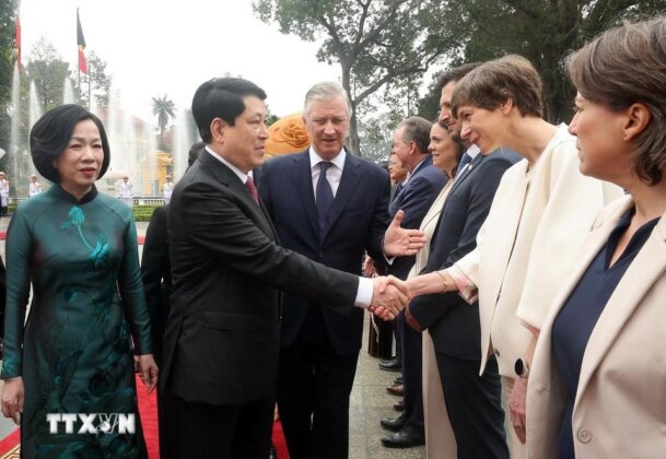 Chủ tịch nước Lương Cường với c&aacute;c đại biểu Vương quốc Bỉ.
