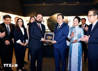 Chủ tịch Quốc hội Trần Thanh Mẫn và Phu nhân tham quan Bảo tàng Lịch sử Quốc gia