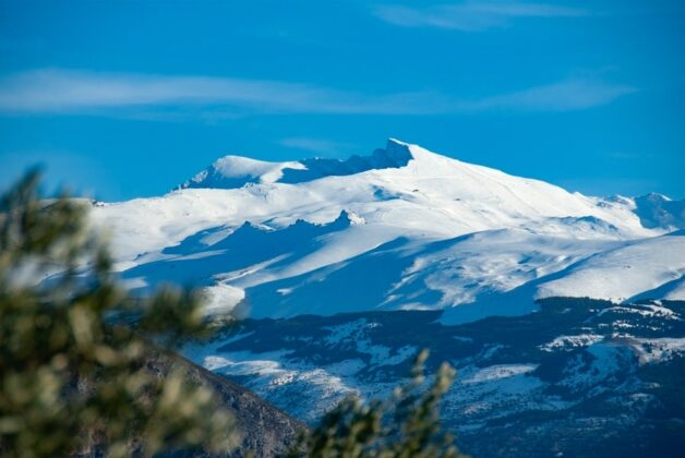 D&atilde;y Sierra Nevada: Đ&acirc;y l&agrave; d&atilde;y n&uacute;i h&ugrave;ng vĩ nằm ở ph&iacute;a nam T&acirc;y Ban Nha, thuộc v&ugrave;ng Andalusia. N&oacute; l&agrave; một phần của d&atilde;y n&uacute;i Betic, trải d&agrave;i dọc theo bờ biển Địa Trung Hải của b&aacute;n đảo Iberia. Sierra Nevada được biết đến với cảnh quan tuyệt đẹp, hệ sinh th&aacute;i đa dạng v&agrave; l&agrave; d&atilde;y n&uacute;i cao nhất ở lục địa T&acirc;y Ban Nha. Phạm vi của n&oacute; k&eacute;o d&agrave;i khoảng 650 km từ đ&ocirc;ng sang t&acirc;y v&agrave; c&oacute; diện t&iacute;ch khoảng 102.594 km2.