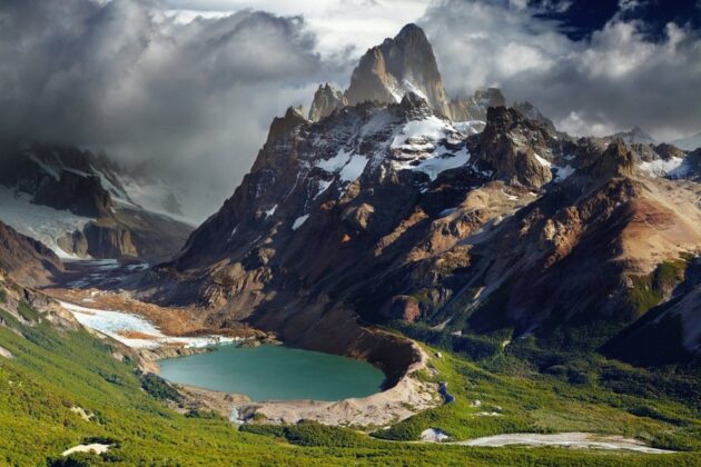 D&atilde;y Andes: D&atilde;y n&uacute;i n&agrave;y gần như bao gồm to&agrave;n bộ chiều d&agrave;i của Nam Mỹ với hơn 8851,3 km v&agrave; băng qua tổng cộng 7 quốc gia. Nhiều thần thoại ẩn chứa trong d&atilde;y n&uacute;i Andes, từ t&agrave;n t&iacute;ch Machu Picchu ở Peru đến ng&ocirc;i l&agrave;ng Chalt&eacute;n nhỏ của người Argentina ở Patagonia. Đ&oacute; l&agrave; điều tạo n&ecirc;n sự quyến rũ của d&atilde;y n&uacute;i n&agrave;y.