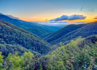 Dãy Appalachian: Dãy núi rộng lớn trải dài về phía đông của Bắc Mỹ, từ tỉnh Newfoundland và Labrador của Canada đến bang Alabama ở phía đông nam nước Mỹ. Appalachian có bề rộng khoảng 160,9 - 482,8 km và dài 2.414 km. Một loạt các thảm thực vật và động vật sống ở những ngọn núi này. Nơi đây cũng là nguồn gốc của nhiều sông hồ.