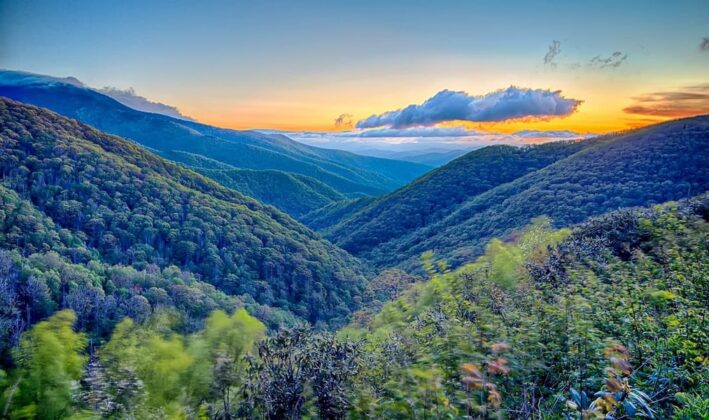 D&atilde;y Appalachian: D&atilde;y n&uacute;i rộng lớn trải d&agrave;i về ph&iacute;a đ&ocirc;ng của Bắc Mỹ, từ tỉnh Newfoundland v&agrave; Labrador của Canada đến bang Alabama ở ph&iacute;a đ&ocirc;ng nam nước Mỹ. Appalachian c&oacute; bề rộng khoảng 160,9 - 482,8 km v&agrave; d&agrave;i 2.414 km. Một loạt c&aacute;c thảm thực vật v&agrave; động vật sống ở những ngọn n&uacute;i n&agrave;y. Nơi đ&acirc;y cũng l&agrave; nguồn gốc của nhiều s&ocirc;ng hồ.