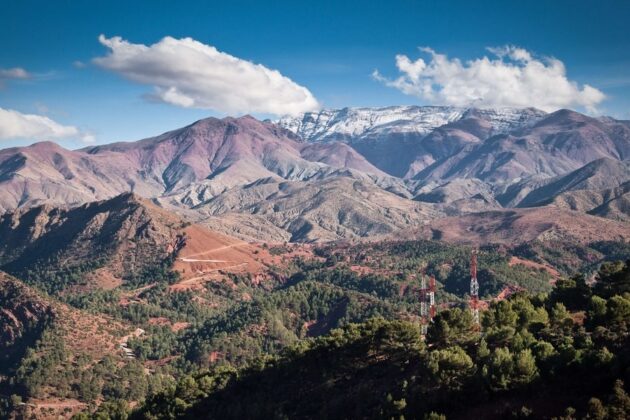 D&atilde;y Atlas: Một b&ecirc;n l&agrave; sa mạc Sahara, một b&ecirc;n l&agrave; Đại T&acirc;y Dương v&agrave; Địa Trung Hải. D&atilde;y Atlas như một h&agrave;ng r&agrave;o tự nhi&ecirc;n nằm ở giữa, trải d&agrave;i qua một số quốc gia bao gồm Morocco, Algeria v&agrave; Tunisia. Với cảnh quan tuyệt đẹp, mang &yacute; nghĩa văn h&oacute;a của Bắc Phi.