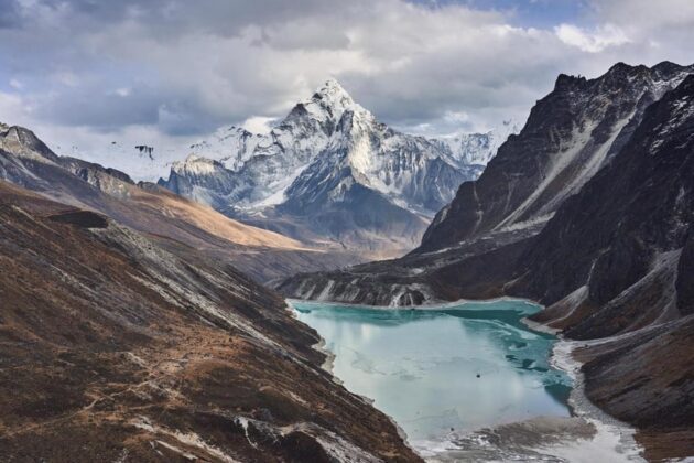 D&atilde;y Himalaya: Đ&acirc;y l&agrave; d&atilde;y n&uacute;i h&ugrave;ng vĩ nằm ở Nam &Aacute;, trải d&agrave;i qua Ấn Độ, Nepal, Bhutan, Trung Quốc v&agrave; Pakistan. Nổi tiếng l&agrave; d&atilde;y c&oacute; đỉnh n&uacute;i cao nhất thế giới, d&atilde;y Himalaya c&oacute; những cảnh quan tuyệt đẹp, những đỉnh n&uacute;i phủ đầy tuyết, thung lũng s&acirc;u, v&ugrave;ng băng gi&aacute;, đồng cỏ n&uacute;i cao v&agrave; hệ sinh th&aacute;i đa dạng. Nơi đ&acirc;y cũng c&oacute; nhiều &yacute; nghĩa về mặt văn h&oacute;a v&agrave; tinh thần v&igrave; l&agrave; nơi sinh sống của nhiều nh&oacute;m d&acirc;n tộc v&agrave; cộng đồng kh&aacute;c nhau, mỗi nh&oacute;m c&oacute; truyền thống, ng&ocirc;n ngữ v&agrave; tập qu&aacute;n văn h&oacute;a ri&ecirc;ng.