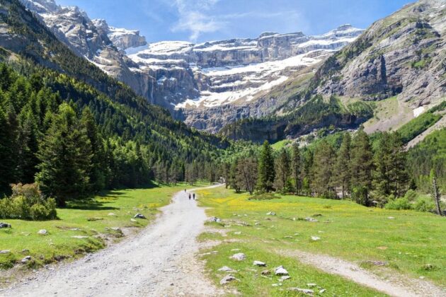 D&atilde;y Pyrenees: Đường ch&acirc;n trời của d&atilde;y n&uacute;i Pyrenees tạo th&agrave;nh ranh giới tự nhi&ecirc;n tuyệt vời giữa T&acirc;y Ban Nha v&agrave; Ph&aacute;p, trải d&agrave;i từ Vịnh Biscay đầy m&ecirc; hoặc đến biển Địa Trung Hải.