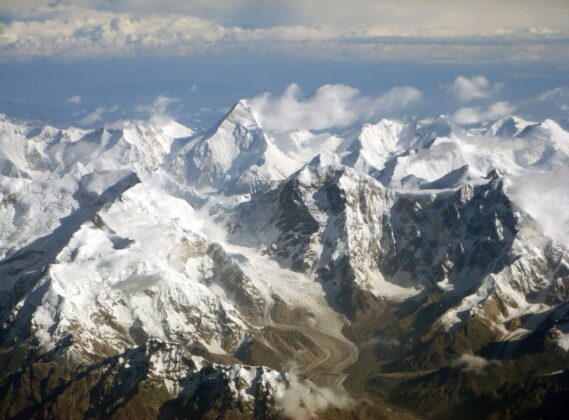 D&atilde;y n&uacute;i Thi&ecirc;n Sơn: Từ đ&ocirc;ng sang t&acirc;y, d&atilde;y n&uacute;i Thi&ecirc;n Sơn băng qua Trung Quốc, Kyrgyzstan, Kazakhstan v&agrave; Uzbekistan. Đ&acirc;y l&agrave; một trong những d&atilde;y n&uacute;i cao nhất thế giới, c&oacute; hơn 30 đỉnh n&uacute;i cao khoảng 6 km. Thi&ecirc;n Sơn nổi tiếng với cảnh quan tuyệt đẹp, đặc trưng bởi những đỉnh n&uacute;i phủ tuyết h&ugrave;ng vĩ, s&ocirc;ng băng, đồng cỏ tr&ecirc;n n&uacute;i cao v&agrave; thung lũng s&acirc;u.
