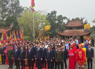 Linh thiêng Lễ dâng hương giỗ Quốc Tổ Lạc Long Quân và Tổ Mẫu Âu Cơ Linh thiêng Lễ dâng hương giỗ Quốc Tổ Lạc Long Quân và Tổ Mẫu Âu Cơ
