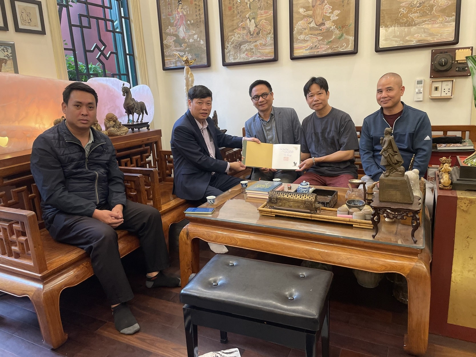 Nhà văn Phùng Văn Khai (thứ 2 bìa trái) tặng sách