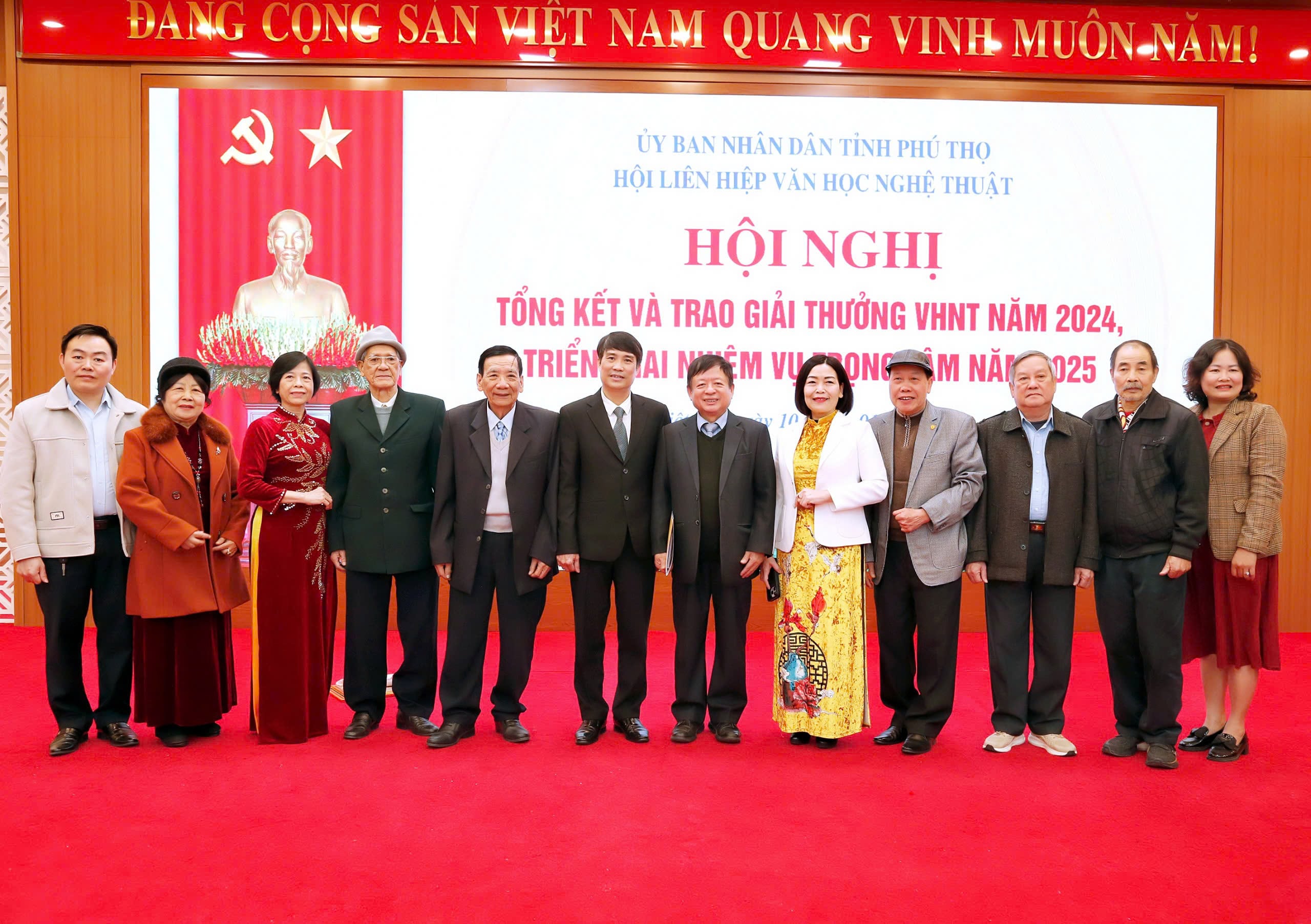 Tác giả Đoàn Hải Hưng (thứ 5 từ trái sang) với nhạc sỹ Đỗ Hồng Quân (thứ 6 từ phải sang) tại Hội nghị tổng kết và trao giải thưởng Văn học Nghệ thuật tỉnh Phú Thọ năm 2024.