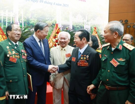 Tổng B&iacute; thư T&ocirc; L&acirc;m v&agrave; c&aacute;c đại biểu.