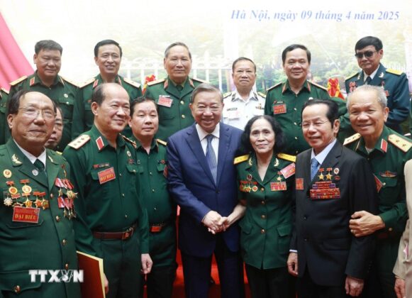 Tổng B&iacute; thư T&ocirc; L&acirc;m v&agrave; c&aacute;c đại biểu.