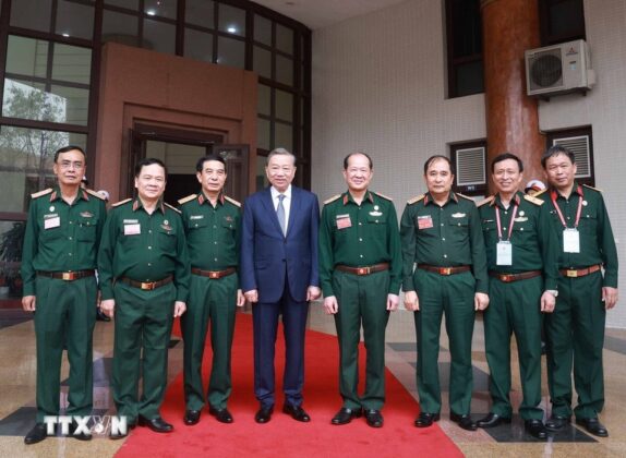 Tổng B&iacute; thư T&ocirc; L&acirc;m v&agrave; c&aacute;c đại biểu.