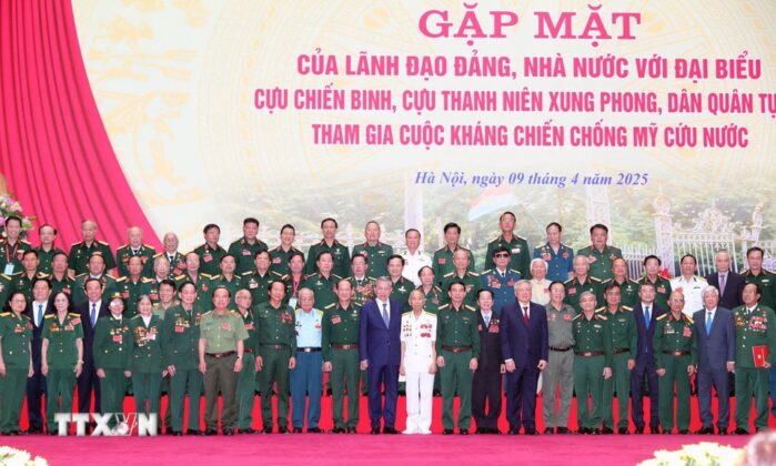 Tổng B&iacute; thư T&ocirc; L&acirc;m v&agrave; c&aacute;c đại biểu.