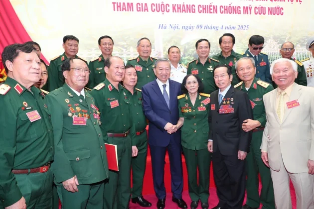 Tổng B&iacute; thư gặp cựu chiến binh, thanh ni&ecirc;n xung phong tham gia kh&aacute;ng chiến chống Mỹ