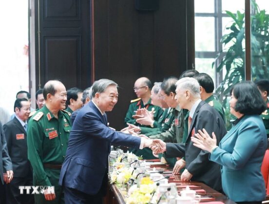 Tổng B&iacute; thư T&ocirc; L&acirc;m v&agrave; c&aacute;c đại biểu.
