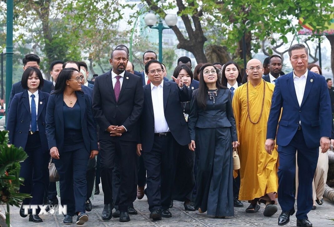 Thủ tướng Phạm Minh Chính và Phu nhân cùng Thủ tướng Ethiopia Abiy Ahmed Ali và Phu nhân thưởng tham quan không gian văn hóa, kiến trúc chùa Trấn Quốc. Thủ tướng Phạm Minh Chính và Phu nhân cùng Thủ tướng Ethiopia Abiy Ahmed Ali và Phu nhân thưởng tham quan không gian văn hóa, kiến trúc chùa Trấn Quốc.
