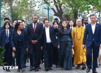 Thủ tướng Phạm Minh Chính và Phu nhân cùng Thủ tướng Ethiopia Abiy Ahmed Ali và Phu nhân thưởng tham quan không gian văn hóa, kiến trúc chùa Trấn Quốc.