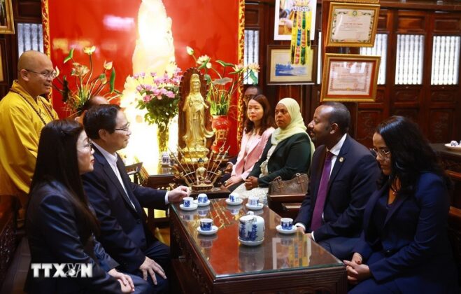 Thủ tướng Phạm Minh Ch&iacute;nh v&agrave; Phu nh&acirc;n c&ugrave;ng Thủ tướng Ethiopia Abiy Ahmed Ali v&agrave; Phu nh&acirc;n nghe giới thiệu về văn h&oacute;a, lịch sử, kiến tr&uacute;c ch&ugrave;a Trấn Quốc.