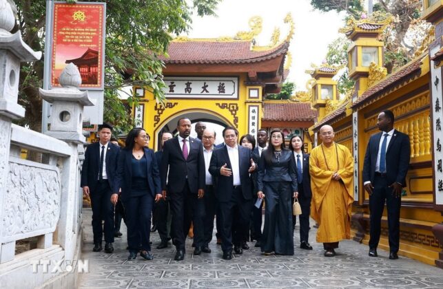 Thủ tướng Phạm Minh Ch&iacute;nh v&agrave; Phu nh&acirc;n c&ugrave;ng Thủ tướng Ethiopia Abiy Ahmed Ali v&agrave; Phu nh&acirc;n nghe giới thiệu về văn h&oacute;a, lịch sử, kiến tr&uacute;c ch&ugrave;a Trấn Quốc.