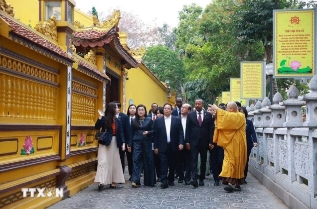 Thủ tướng Phạm Minh Ch&iacute;nh v&agrave; Phu nh&acirc;n c&ugrave;ng Thủ tướng Ethiopia Abiy Ahmed Ali v&agrave; Phu nh&acirc;n nghe giới thiệu về văn h&oacute;a, lịch sử, kiến tr&uacute;c ch&ugrave;a Trấn Quốc.