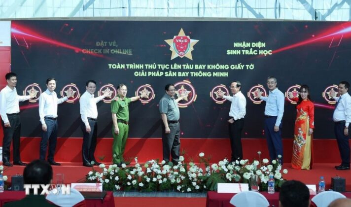 Thủ tướng Phạm Minh Ch&iacute;nh v&agrave; c&aacute;c đại biểu bấm n&uacute;t triển khai giải ph&aacute;p ứng dụng định danh, x&aacute;c thực điện tử v&agrave; nhận diện sinh trắc học phục vụ thủ tục l&ecirc;n t&agrave;u bay.