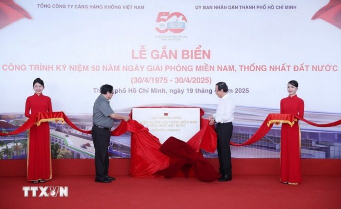 Thủ tướng Phạm Minh Ch&iacute;nh v&agrave; B&iacute; thư Th&agrave;nh ủy Th&agrave;nh phố Hồ Ch&iacute; Minh Nguyễn Văn N&ecirc;n v&agrave; c&aacute;c đại biểu gắn biển c&ocirc;ng tr&igrave;nh Nh&agrave; ga T3, Cảng h&agrave;ng kh&ocirc;ng quốc tế T&acirc;n Sơn Nhất ch&agrave;o mừng kỷ niệm 50 năm Ng&agrave;y Giải ph&oacute;ng miền Nam, thống nhất đất nước.