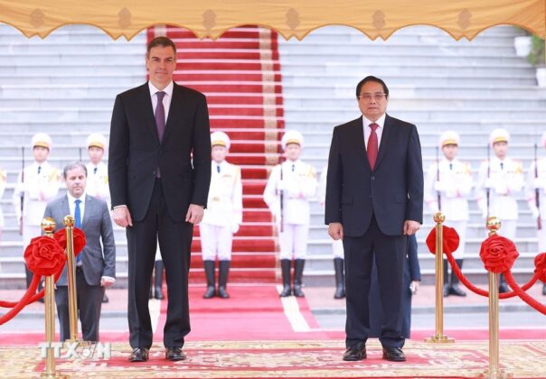 Thủ tướng Phạm Minh Ch&iacute;nh v&agrave; Thủ tướng T&acirc;y Ban Nha Pedro S&aacute;nchez nghe qu&acirc;n nhạc cử Quốc thiều hai nước.