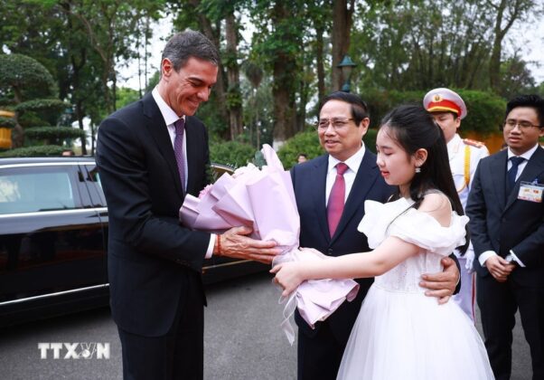 Thiếu nhi Thủ đ&ocirc; tặng hoa ch&agrave;o mừng Thủ tướng Vương quốc T&acirc;y Ban Nha Pedro S&aacute;nchez thăm ch&iacute;nh thức Việt Nam.