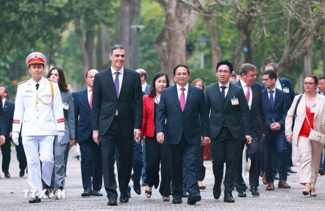 Thủ tướng Phạm Minh Ch&iacute;nh v&agrave; Thủ tướng T&acirc;y Ban Nha Pedro S&aacute;nchez tại lễ đ&oacute;n.